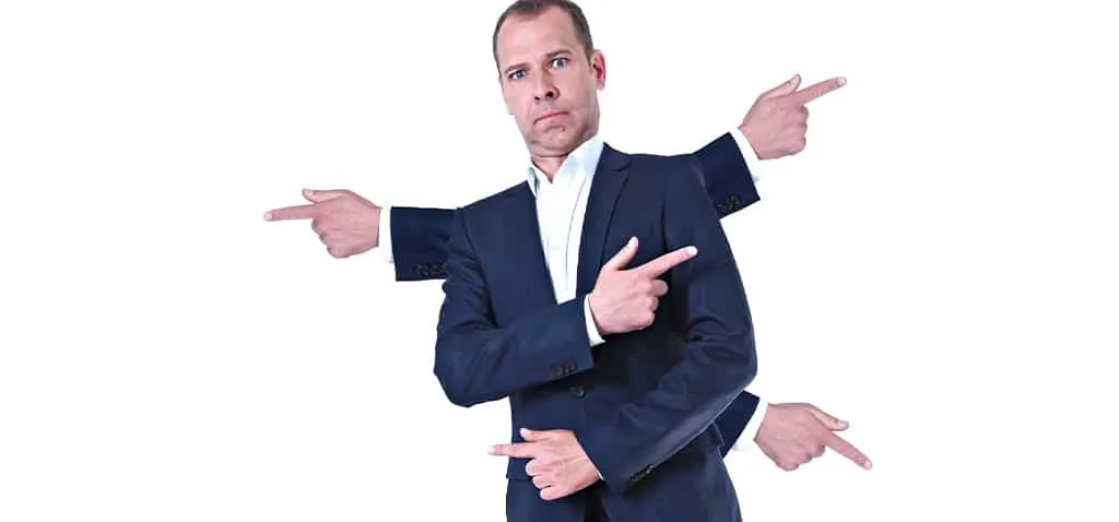 Ein Mann im Anzug mit sechs Armen zeigt in verschiedene Richtungen auf weißem Hintergrund.